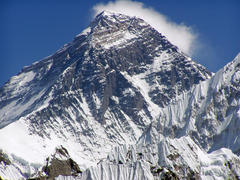 Saudi woman in record-breaking Everest climb