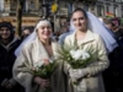 Hollande signs gay marriage bill
